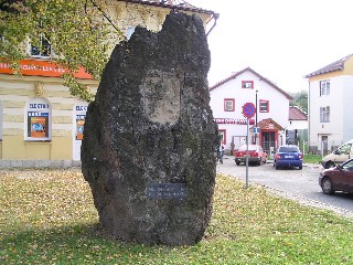 kámen.jpg - Tento kámen by se měl stát ´Pomníkem porozumění evropských národů´. S tímto nápadem přišel archivář Květoslav Growka, který radním mimo jiné napsal: Kámen by mohl vrátit důstojnost česko-německým partnerským vztahům, nezatíženým jen špatnými jevy z minulosti. Kámen by se mohl stát novým pomníkem směřujícím do budoucnosti. Rada města s těmito slovy souhlasila. Teď ještě záleží na zastupitelích. 