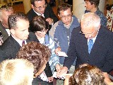 P1010073.jpg - Autogramy rozdával Václav Klaus snad na každém kroku.