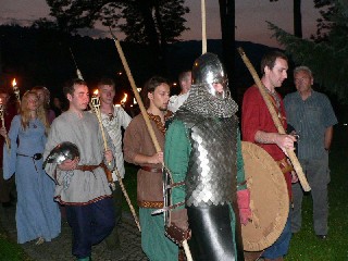 _tP1050461.jpg - Třetí ročník Historického festivalu aneb Zrcadla času přivedl do Jeseníku během uplynulého víkendu na dvě stovky účinkujících. V ulici Průchodní byli k vidění rytíři, tanečnice, drzouni, lapkové, mistři ohně a také krvavá poprava.