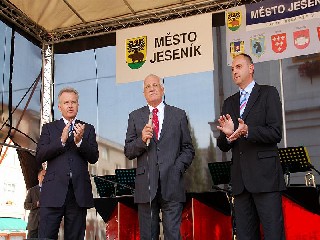 _tDSC_0423.jpg - I do Jeseníku přijel prezident ČR Václav Klaus. Ničím však nepřekvapil ani nezklamal. Hejtman Olomouckého kraje Ivan Kosatík vlevo a starosta města Jeseník Petr Procházka vpravo. 