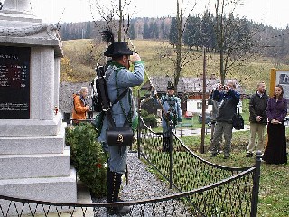 _tDolní Údolí_křest památníku obětem první světové války2.jpg - V sobotu 8. listopadu hodinu před polednem se Dolním Údolím rozezněly zvony a salva z pušek příslušníků Zlatohorské gardy. Právě se křtil obnovený pomník obětem první světové války. FOTO (ph)