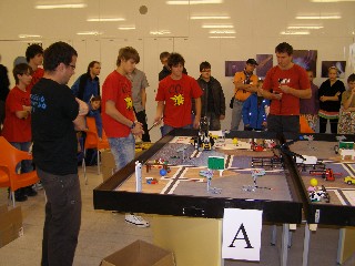 robot-game_CO2.JPG - Již šestým rokem probíhá v ČR zajímavá, roboticky a přírodovědně zaměřená soutěž s názvem FIRST LEGO League.Tým CO2 potřetí v řadě získal absolutní vítězství v soutěži a bude ČR reprezentovat na začátku prosince 2011 na Semifinále FLL zemí Visegrádu v polském Gdaňsku. Tým R.U.R. se vynikajícím způsobem vyrovnal se změnou svého složení, navázal na své předešlé úspěchy a obsadil celkové třetí místo. FOTO Magda Dostálová