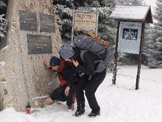 01.JPG - Silvestrovští návštěvníci Borůvkové hory nezapomněli uctít památku disidenta a pozdějšího prezidenta Václava Havla. Foto (fh)