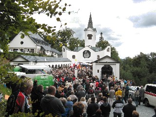 JT38.jpg - V sobotu 15. září 2012 uspořádalo poutní místo P. Marie Pomocné (Maria Hilf) u Zlatých Hor již 17. Pouť národů, která byla letos spojena s trvalým umístěním relikvií zesnulého a blahoslaveného papeže Jana Pavla II. v poutním kostele. FOTO (KD)