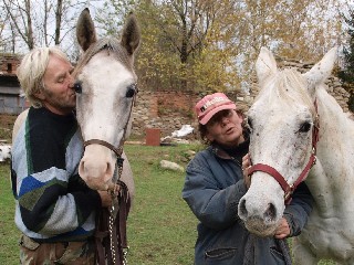 JT44.jpg - Chloubou stáje Sodomkových jsou arabi Kasseya a Kavalon -matka s rok a půl starým potomkem. FOTO (fh)