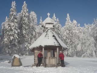 JT01.JPG - Předvánoční běžkaři si ještě mohli užívat zimní pohádky. Kaplička u Paprsku. FOTO (JK)