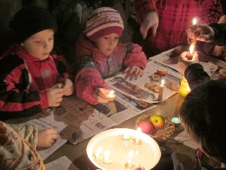 JT51.jpg - Pouštění ořechových lodiček v kostele na Boží Hoře FOTO (rys)