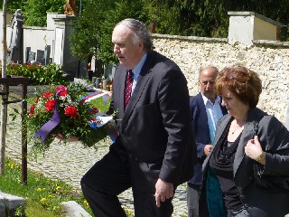 JT19.jpg - Položení kytice k pomníku padlých zástupci města Jeseník. FOTO(JL)