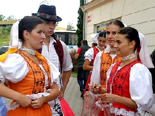 JT33.jpg - Folklor Horní Nitry a jiných částí Slovenska předvedli členové soubor Vtáčnik z Prievidzi v neděli 17.srpna jesenickým divákům v prostoru V oblouku. FOTO (LM)