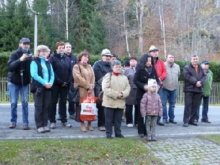 JT46.jpg - Účastníci pietního shromáždění ke Dni veteránů v Lipové-lázních. FOTO(JL)