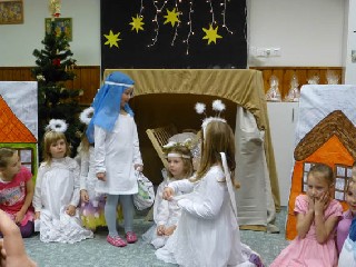 JT50.jpg - Děti z MŠ Karla Čapka při scénce narození Ježíška. FOTO (JL)