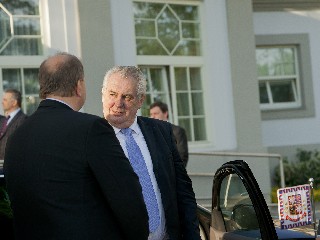 prijezdR.jpg - Prezident Miloš Zeman dorazil ve středu v podvečer do jesenických lázní. Na snímku jej vítá jeden z akcionářů a předseda představenstva Vladimír Odehnal. FOTO (JS)