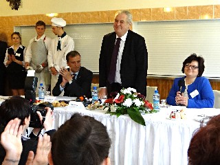 zemanTitul.jpg - Miloš Zeman na SŠ gastronomie a farmářství v Jeseníku, kde ho ve velkém počtu přivítali studenti i pracovníci školy. FOTO (ev)