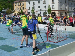 florbal.jpg - Jesenické náměstí patřilo v sobotu Open air FLOORBALL cupu. FOTO (JS)