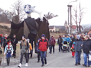 JT06titulB.jpg - Početný masopustní průvod vedl v sobotu ve Vápenné Duch Vápenné. FOTO (ev)