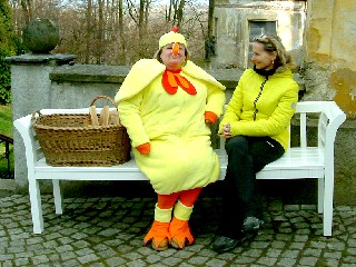 JT13TitulC.jpg - Velikonoční kuře před vstupem do zámecké zahrady v Javorníku vypráví příběh o kuřátku, které ztratilo vajíčka v zahradě a děti je mají pomoci najít.