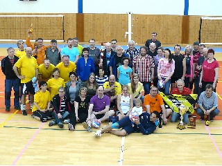 JT16TitulA.jpg - Závěrečné foto účastníků Veteran Cupu 2015-2016, který v sobotu zakončil volejbalovou halovou sezónu v Mikulovicích.