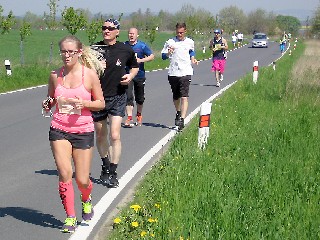 JT21TitulB.jpg - Běžci Hasičského čtvrtmaratonu přibližně v polovině závodu.