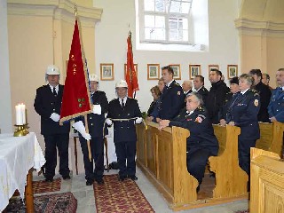 JT45TitulA.jpg - Požehnání nového praporu se stuhou k 20. výročí obnovení Okresního sdružení hasičů Jeseník.