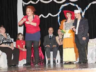 JT47TitulA.jpg - Na státní svátek 17. 11. proběhlo v kulturním domě v Černé Vodě představení divadla Klaunika s názvem Malé velké kabaretní panoptikum z cyklu Veselá republika.