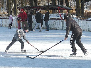 JT03TitulA.jpg - Zimní radovánky - na mikulovickém kluzišti se bruslilo i o uplynulém víkendu.