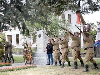 JT19TitulA.jpg - Kladeni vencu v Javorníku za účasti Javornické dělostřelecké gardy. FOTO (MZ)