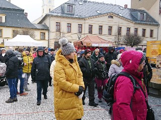 JT15TitulA.jpg - Velikonoční slavnost přilákala na Masarykovo náměstí řadu návštěvníků i přes nepřízeň počasí.
