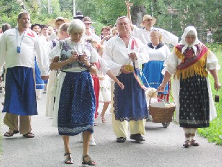 JT33TitulA.jpg - Vilémovické hody - krojovaný průvod prochází z horního konce Nových Vilémovic až k poslední spodní chalupě.