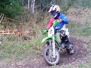 JT46TitulA.jpg - Devítiletý Matěj Šíbl, letos třetí na MČR, za řidítky své Kawasaki KX 65.