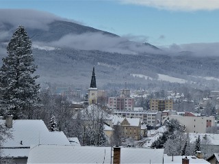 JT03TitulA.jpg - Do nedělního rána se Jeseník opět probudil se sněhovou pokrývkou. FOTO (JL)