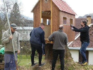 JT16TitulB.jpg - Na jedné ulici jednoho souseda napadlo, že by bylo dobré udělat pro děti na zahradu nějakou chaloupku. Ne pro své děti, ale děti z okolí.