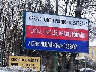 plakatR.jpg - Vyberte si - estébáci jsou oba, podvodníci asi také, takže zbývá jen ta čeština, kterou pořádně neovládá většina národa...