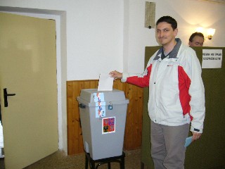 P1000240.JPG - Na předvolebním snímku se nám podařilo zachytit kandidáta do parlamentu za SNK- ED Radka Brnku.