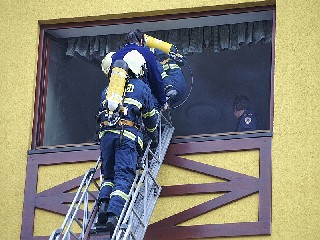 _tPICT0061.jpg - Cvičení hasičů - hoří Hotel Zlatý Chlum.