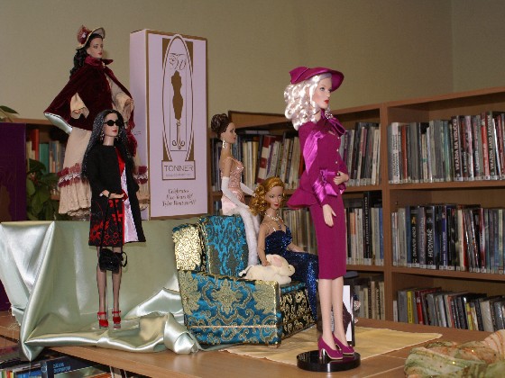 První školní dny v Žulové zpříjemní výstava panenek v místní knihovně FOTO(alf).jpg