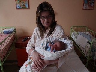 _tSnímek 011.jpg - Prvním miminkem roku 2011 na Jesenicku se stal Tomáš Buriánek z Javorníku (51 cm, 3,9 kg). Na snímku s maminkou Ivetou. Doma už se na něj těší sourozenci Vlastík a Lenička.FOTO (alf)