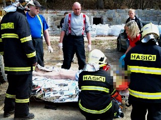 jt13.jpg - Smrtelný úraz v Žulové - nepomohli ani rychlí záchranáři. FOTO HZS OLK