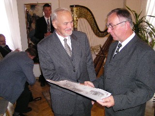 P1010051.JPG - Předseda krajanského spolku Rudolf Grimme (vlevo) se stal čestným občanem Vidnavy