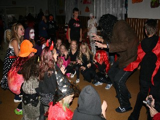 JT45.JPG - Učitel Jakub Karakasidis z Lipové - lázní uspořádal s kolegy pro školáky halloweenskou party. FOTO (peš)
