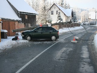 JT06.jpg - Kuriozní dopravní nehodu má na svědomí mikrospánek řidiče v Lipové - lázních. FOTO (PČR)