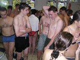 01.jpg - Rozlosování se tradičně konalo v bazénu lázeňského domu Priessnitz.