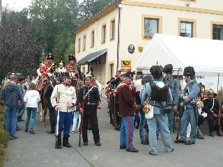 JT37.jpg - Do Písečné na oslavy dorazili i příslušníci spolků vojenské historie v uniformách pruské a rakouské armády. FOTO (pm)JPG