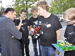 JT39.jpg - Olaf Lies (Ministr hospodářství, práce a dopravy Dolního Saska) se zajímá intenzivně zajímá o roboty a práci týmu R.U.R.