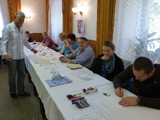 JT41.jpg - Volební komise okrsku č. 8 v Klubovně ZO ČZS připravena k volbám  FOTO(JL)