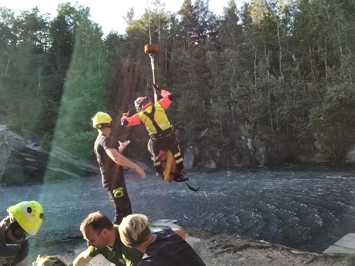 Po skoku ze 16 metrů ze skály pomáhali hasiči zraněné turistce