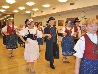 JT06titulA.jpg - Folklórní ples ve Zlatých Horách - slavnostní nástup krojovaných účastníků. FOTO (koč)
