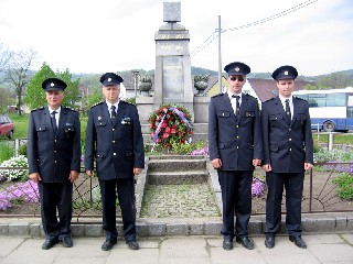 JT19TitulA.jpg - Také členové SDH Uhelná se zúčastnili pietního aktu kladení věnců k pomníku obětem padlým ve světových válkách.