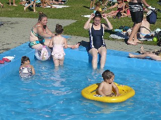 JT35TitulB.jpg - Skutečné teplo přišlo až během posledního prázdninového víkendu a děti si na koupališti ve Velké Kraši konečně mohly užít letních radovánek.