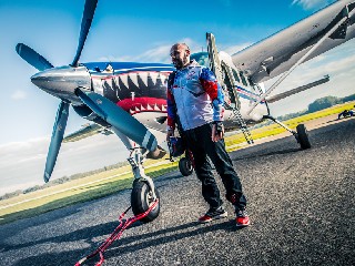 JT43TitulA.jpg - Člen Paraklubu Jeseník Martin Kučera u letounu Cessna, který ho vynesl k evropskému rekordu. FOTO (mk)