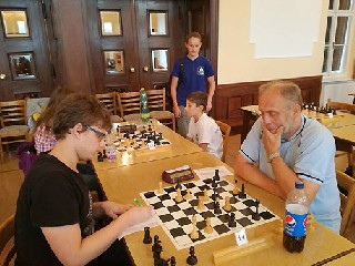 JT33TitulA.jpg - V sobotu 19. srpna 2017 byl v Kongresovém sále jesenických lázních slavnostně zahájen již 27. ročník mezinárodního šachového turnaje JESENÍK OPEN. Turnaj potrvá devět dní do 27. srpna 2017